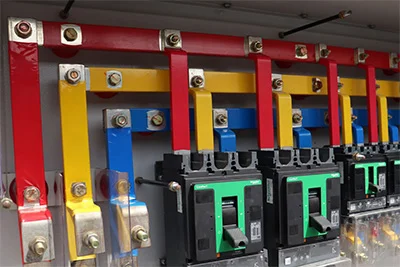 Busbar connections in totalizing panels